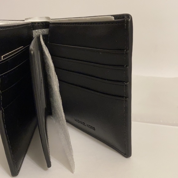 MICHAEL KORS
Cooper Pebbled Leather Billfold Wallet With Pass case navy blue - Picture 10 of 10